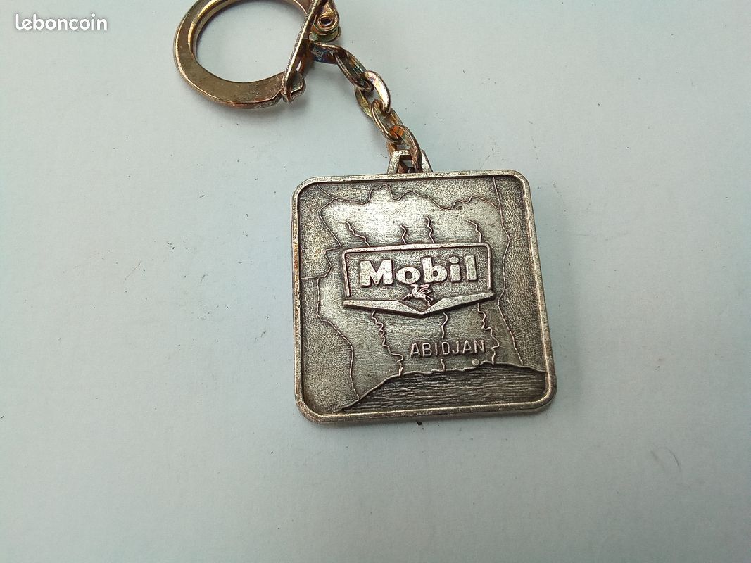 Ancien porte clé clef collection mécanique compagnie pétrolière Mobil métal relief années 60 70 (image 1)