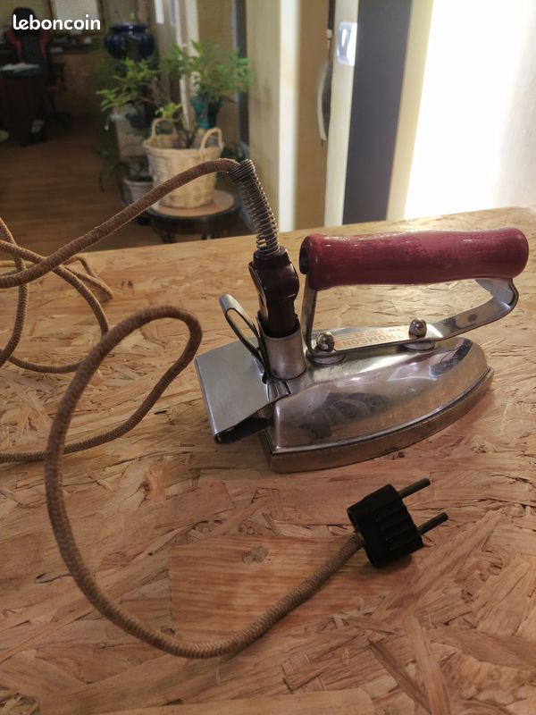 Fer à repasser électrique vintage Westinghouse de type LA-6. Idéal pour la mise en scène d'une ferme - France
