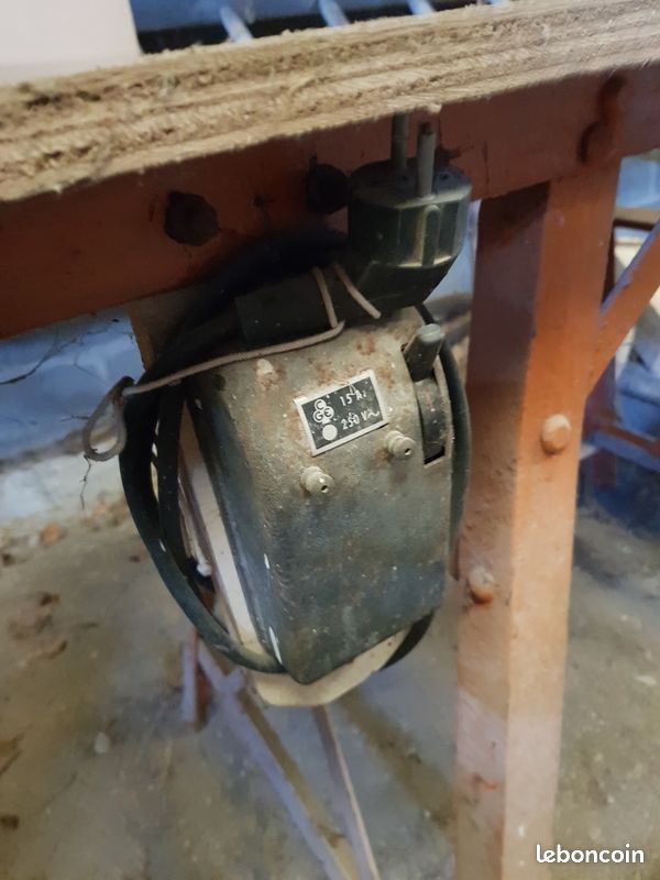 Ancien petit établi avec branchement électrique (image 3)