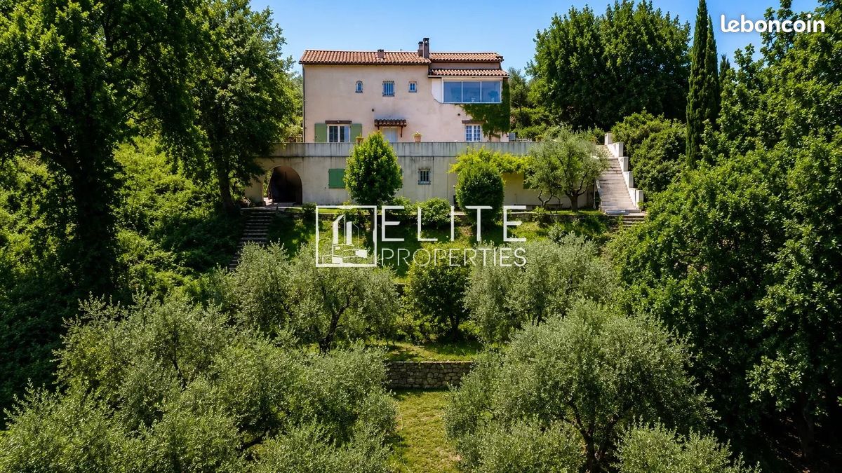 Maison 9 pièces 210 m² · à La Roquette-sur-Siagne · 210 m² · 699 000 €