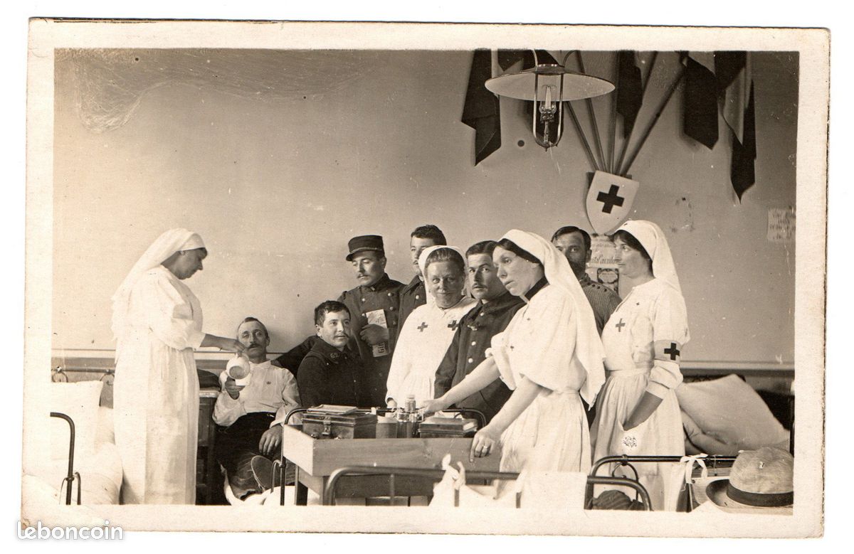 Photo-Carte WW1 - Hospitalisation & Infirmières Croix-Rouge - Poilus Blessés (1914-1918) militaria (image 1)