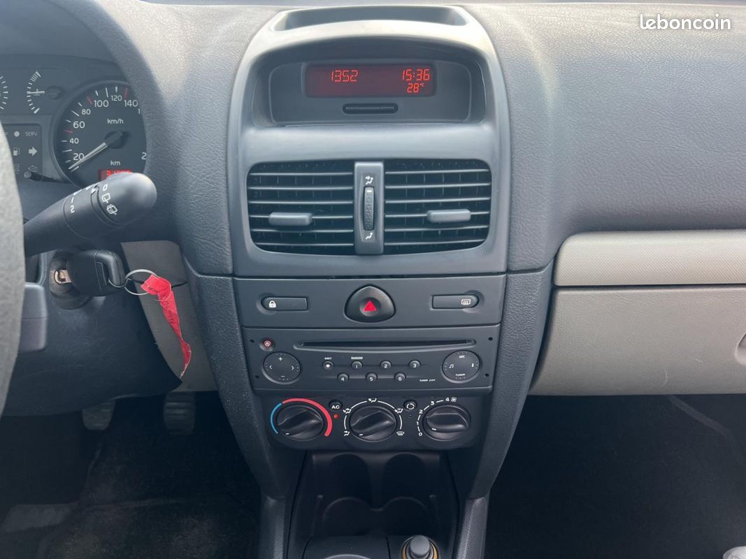 RENAULT CLIO 1.2i 16V II BERLINE Authentique PHASE 2 (image 15)