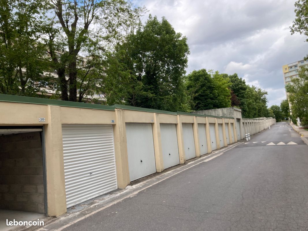 Location box/garage "Clos la Garenne" FRESNES 94260 · 130 €/mois