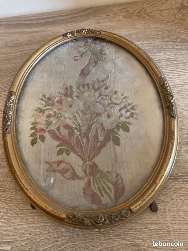 Cadre ovale ancien doré sous verre — Broderie fleurs vintage (image 4)