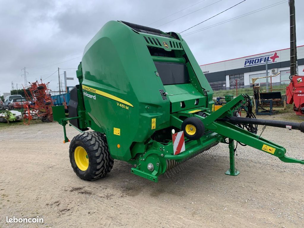 John Deere 451M (image 21)
