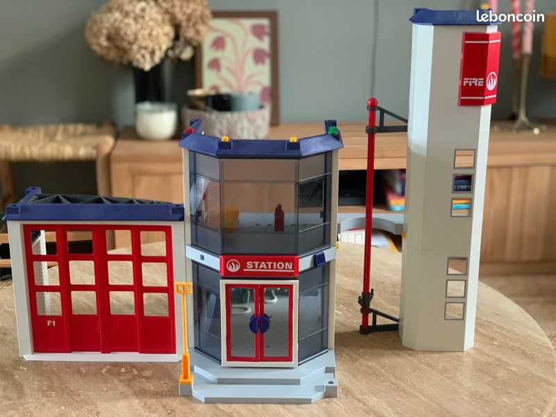 Caserne De Pompiers Avec Personnages - Jeu D'occasion - Thème Pompiers, Bâtiment Et Figurines