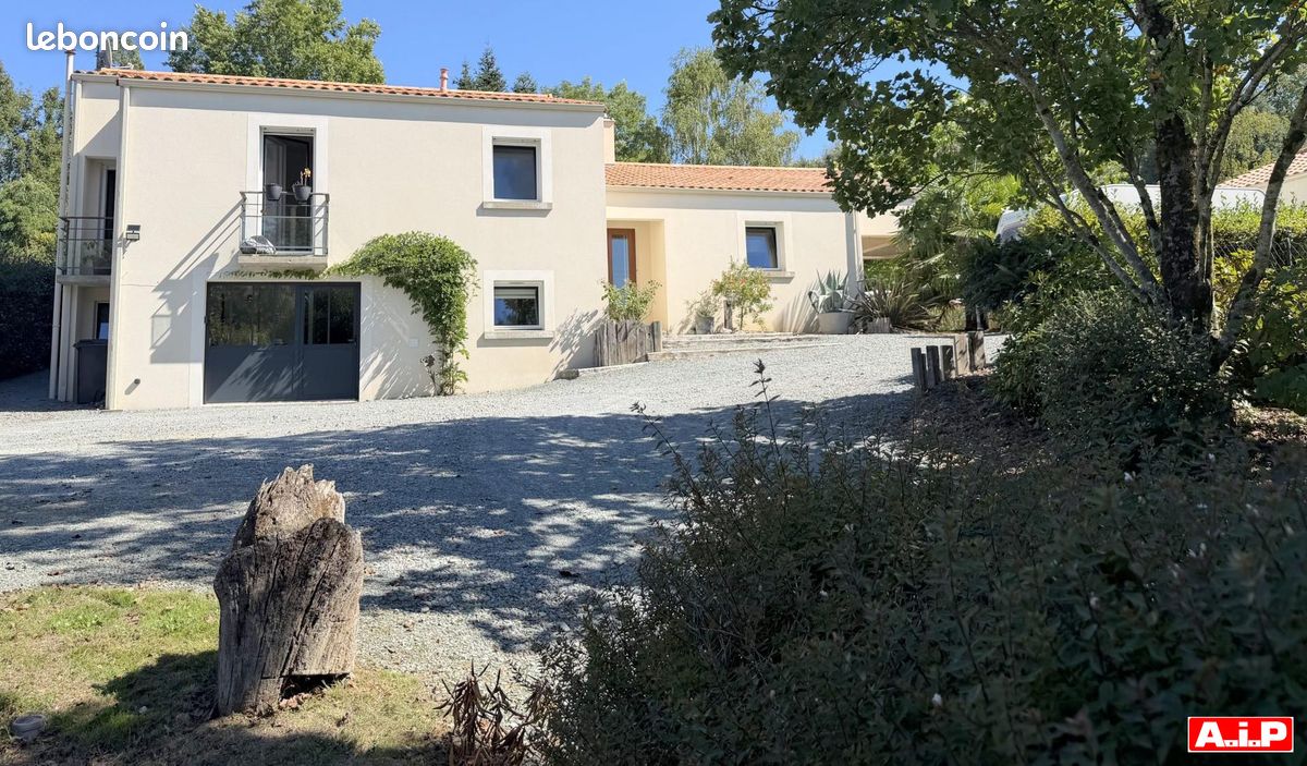 Maison 10 pièces 185 m² · à Cheffois · 185 m² · 323 950 €
