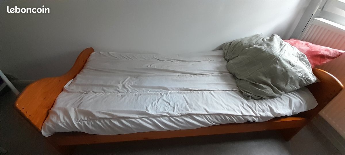 Lit en bois (image 1)