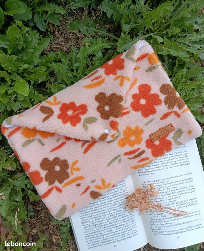 Pochette à livre ou à tablette en sherpa fleuri.fait main (image 1)