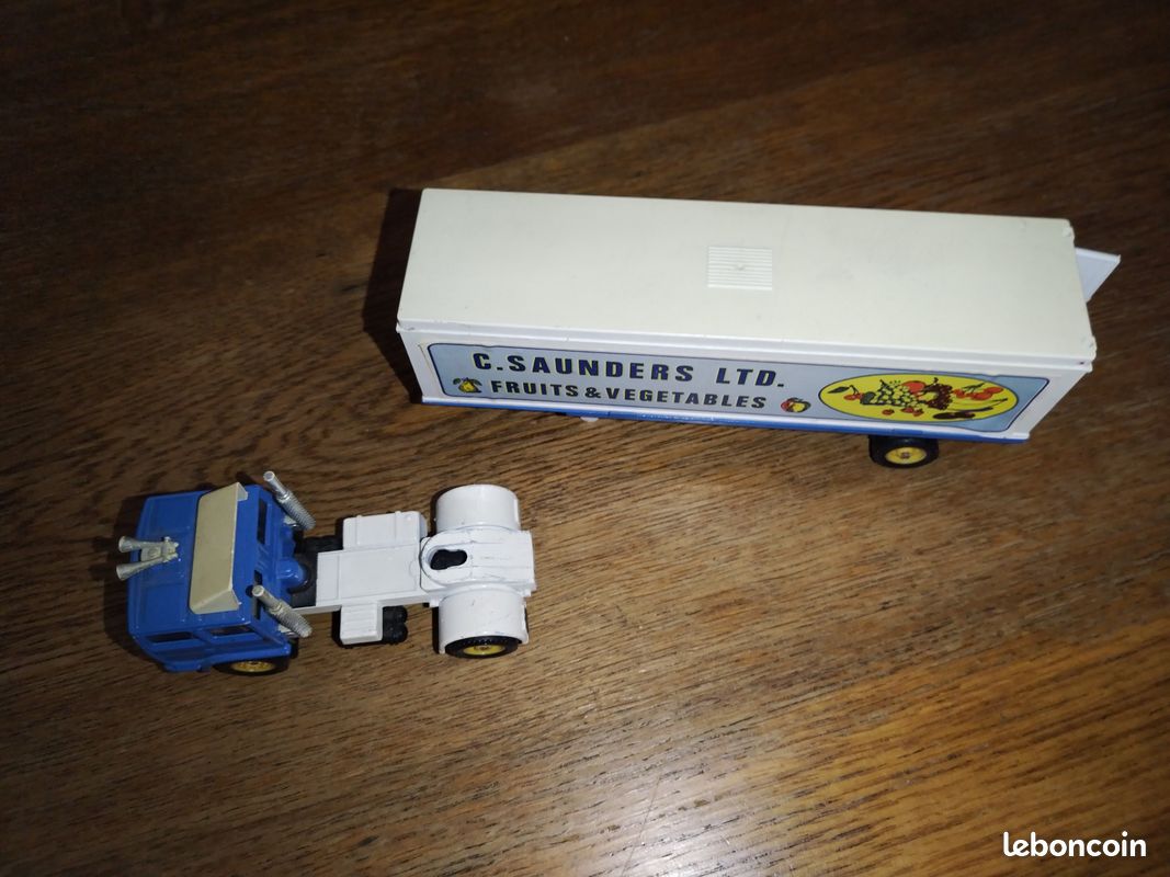 Tracteur Berliet TR 260 avec semi remorque Trailor chars et véhic