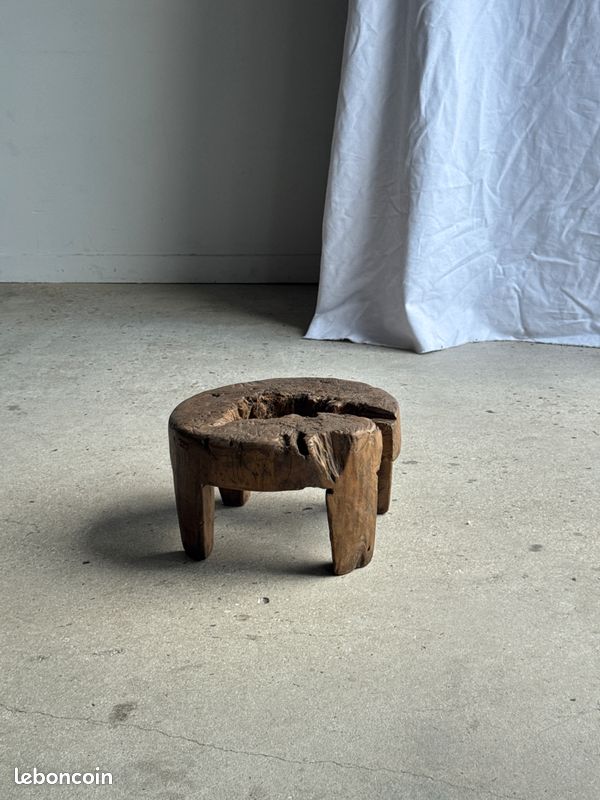 Petit tabouret circulaire quadripode bas en teck ancien organique ajouré H20 D24 (image 3)