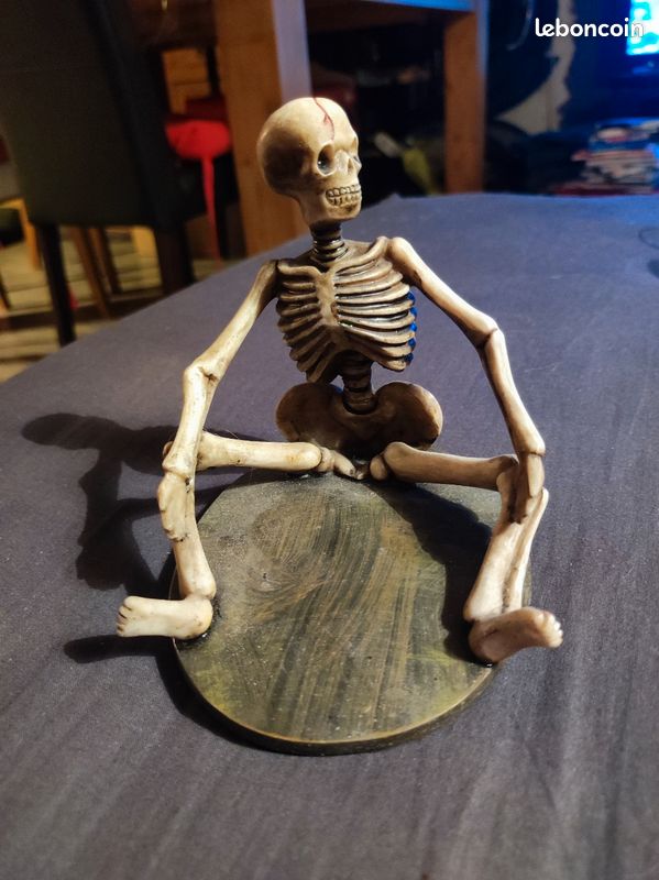 Une statue d’un squelette assis au sommet d’un trône photo – Photo