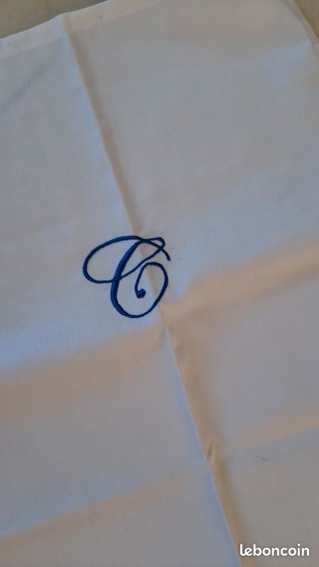 Tablier bavette de cuisinier en coton toile blanche avec un monogramme lettre ( C ) brodé neuf (image 2)