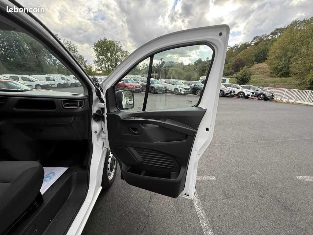 RENAULT TRAFIC L1H1 2800 Kg 2.0 Blue dCi - 130 Fourgon Confort TVA RECUPERABLE + CLIM (image 29)