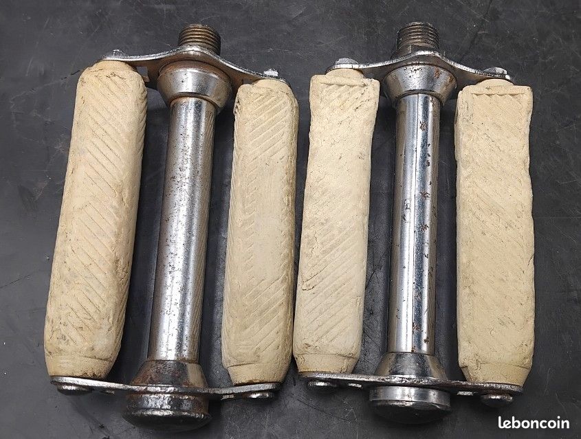 Paire De Pédales Anciennes 14x1.25 61 B - Acier Et Caoutchouc Dur - Argenté