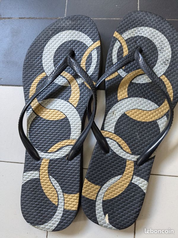 Tongs noires et dorées taille 37/38 (image 1)