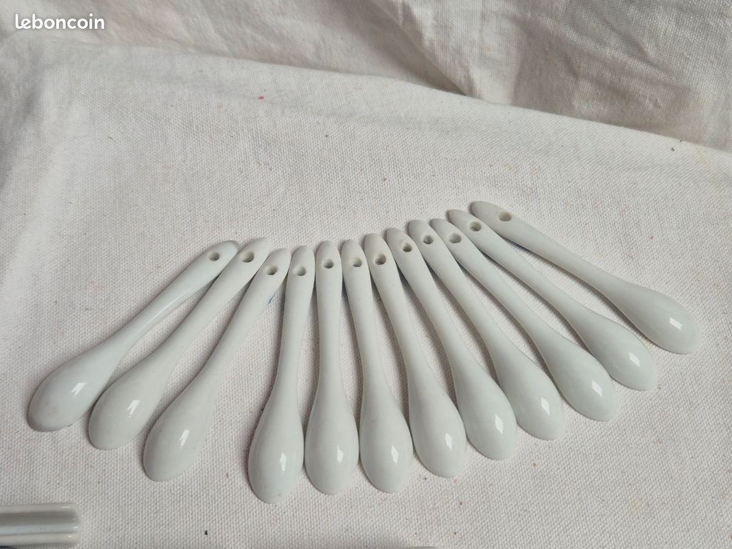 Service de table 48 pièces porcelaine fleurs bleues (repose-couteaux, cuillères, ronds de serviette) (image 6)