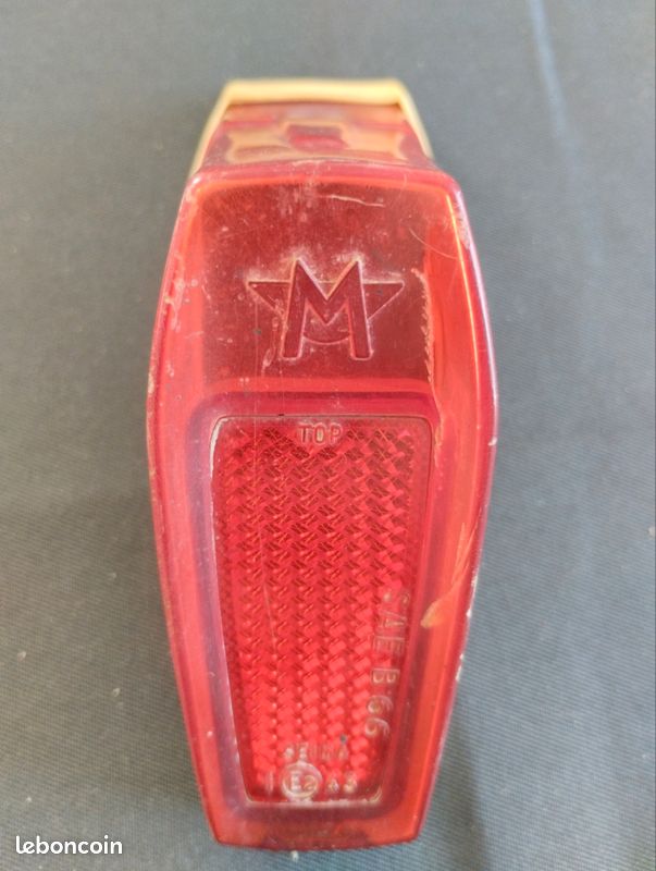 Feu Arrière Cabochon Motobécane Mobylette AV88 – Pièce D’époque