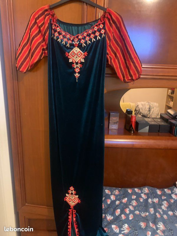Robe kabyle femme brodé ,en velours vert émeraude, manches et