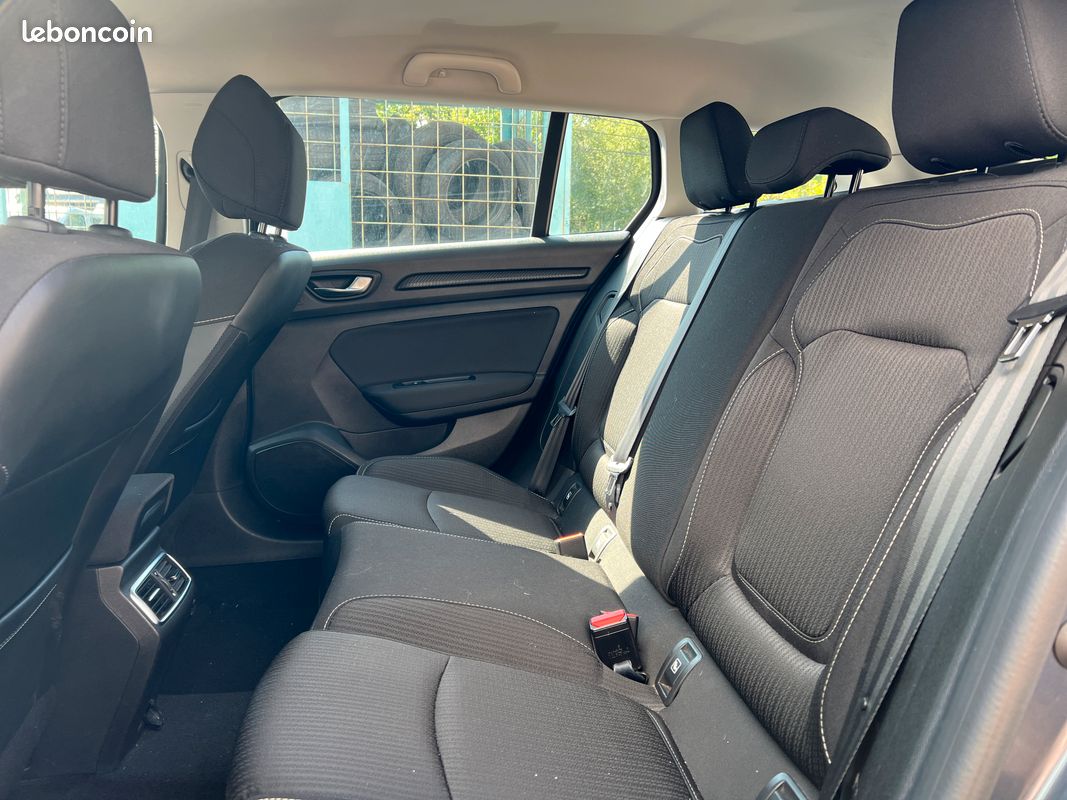 Renault MEGANE IV ESTATE Business Blue dCi 115 EDC 5 portes (image 4)
