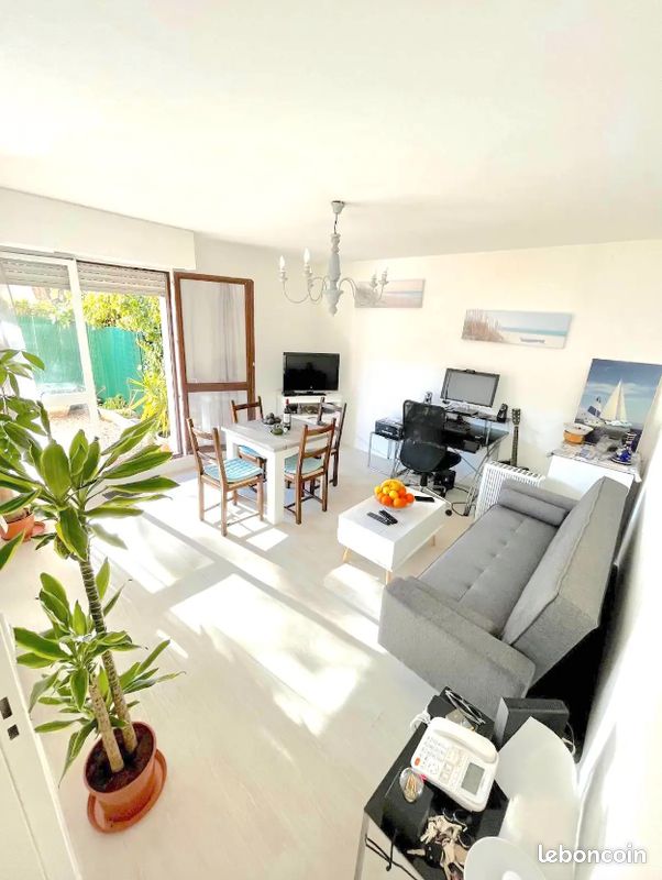 Appartement Design Grèce : Terrasse (plage, ville) (image 1)
