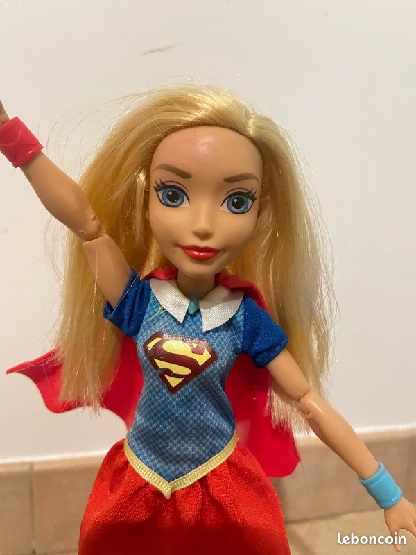 DC Super Hero Girls Poupée Gymnaste articulée Supergirl de 30 cm blonde avec tenue peinte, jouet enfant, FJG64 DC Super Hero Girls Poupée Gymnaste articulée Supergirl de 30 cm blonde avec tenue peinte, jouet enfant, FJG64