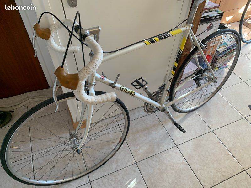 Vélo Ancien De Route - Marque Gitane - Modèle Vintage D'occasion En Bon état