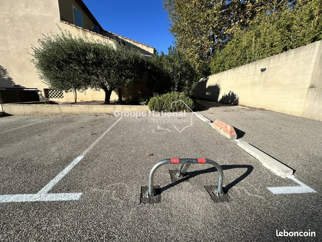 Parking 15 m² · à Pélissanne · 15 m² · 80 €/mois