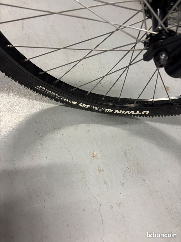 Vends vélo pratiquement neuf. Servi 1 seule fois. Il est en excellent état (image 6)