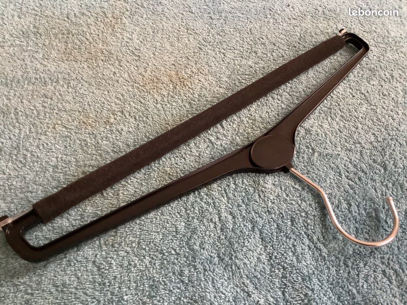 LOT 100 à 150 CINTRES EN PLASTIQUE POUR PANTALON PLIÉ, ÉTAT NEUF (image 5)