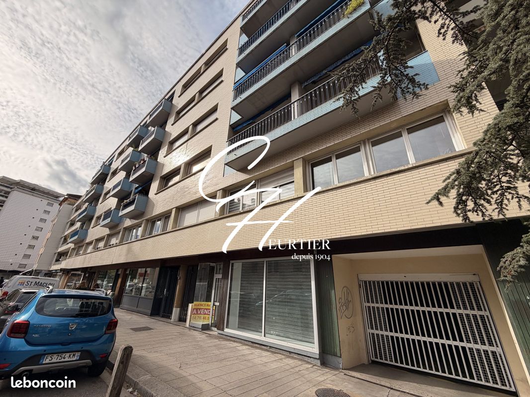 Parking 14 m² · à Grenoble · 14 m² · 80 €/mois