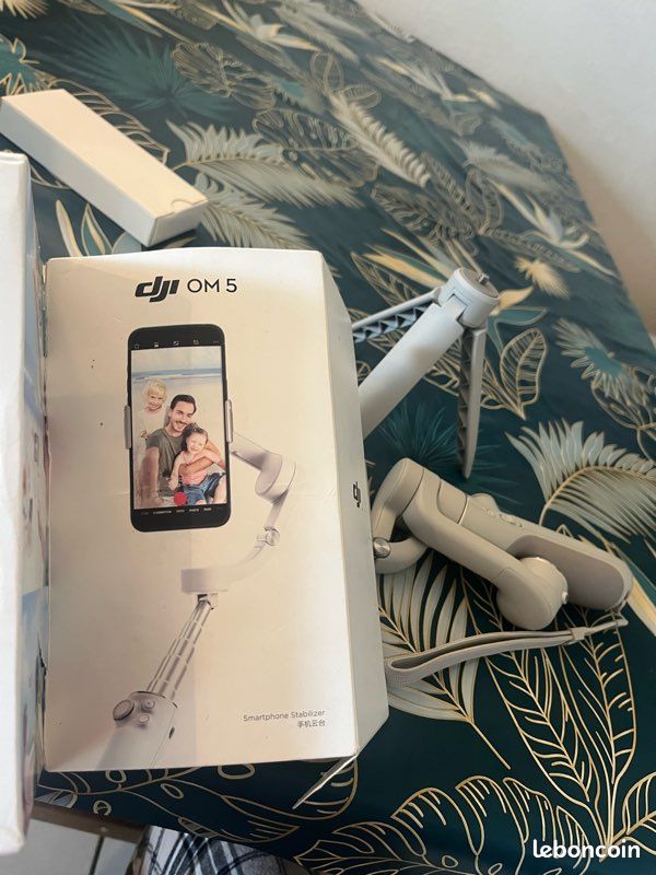 Stabilisateur portable Dji OM 5 photos vidéos Quasi Neuf (image 1)