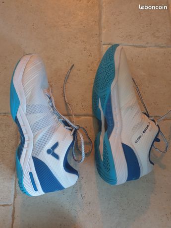 Chaussures Badminton Victor S82 – Taille 45,5 – Blanc/Bleu – Semelle Neuve – Occasion