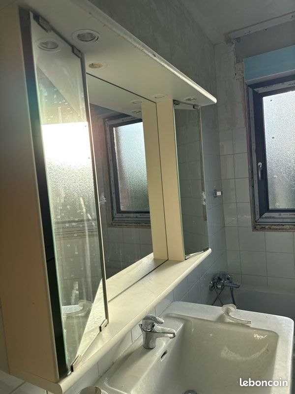 Armoire de toilette avec miroir et éclairage (image 1)