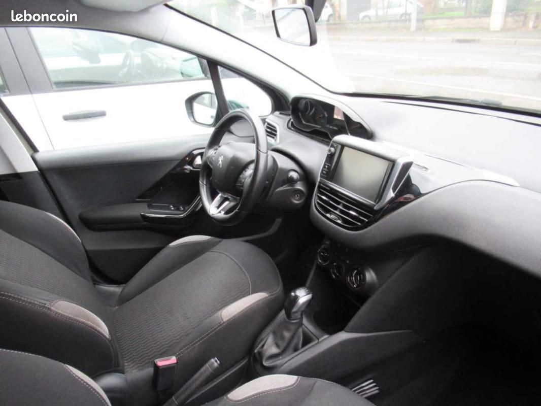 Peugeot 208 1.2 PURETECH 82ch STYLE (image 4)