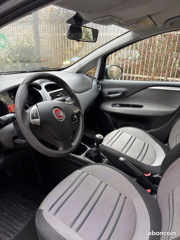 Fiat Punto EVO 1.4L FINITION DYNAMIC - 1ÈRE MAIN - ENTRETIEN À JOUR (image 7)