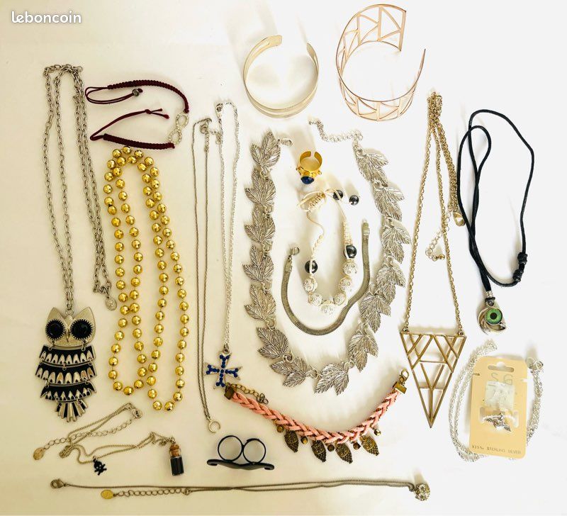 LOT DE BIJOUX FANTAISIE, comprenant : DEUX CROIX