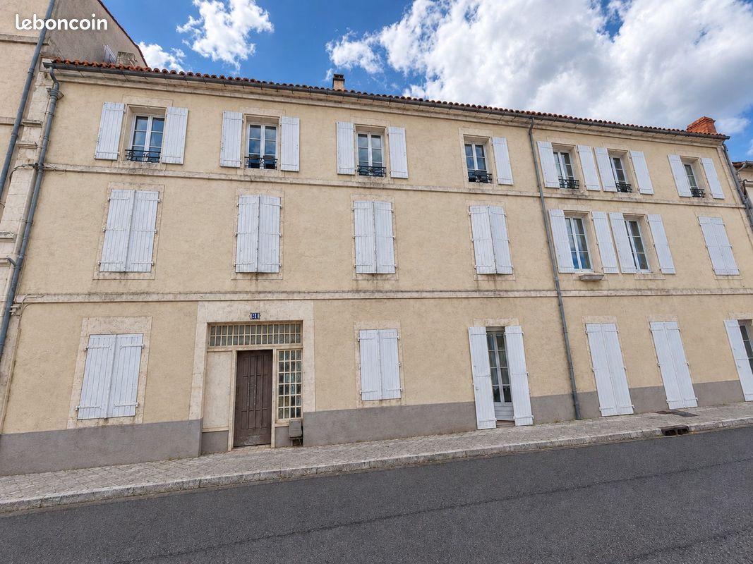 Immeuble 18 pièces 350 m² · à Angoulême · 350 m² · 560 000 €