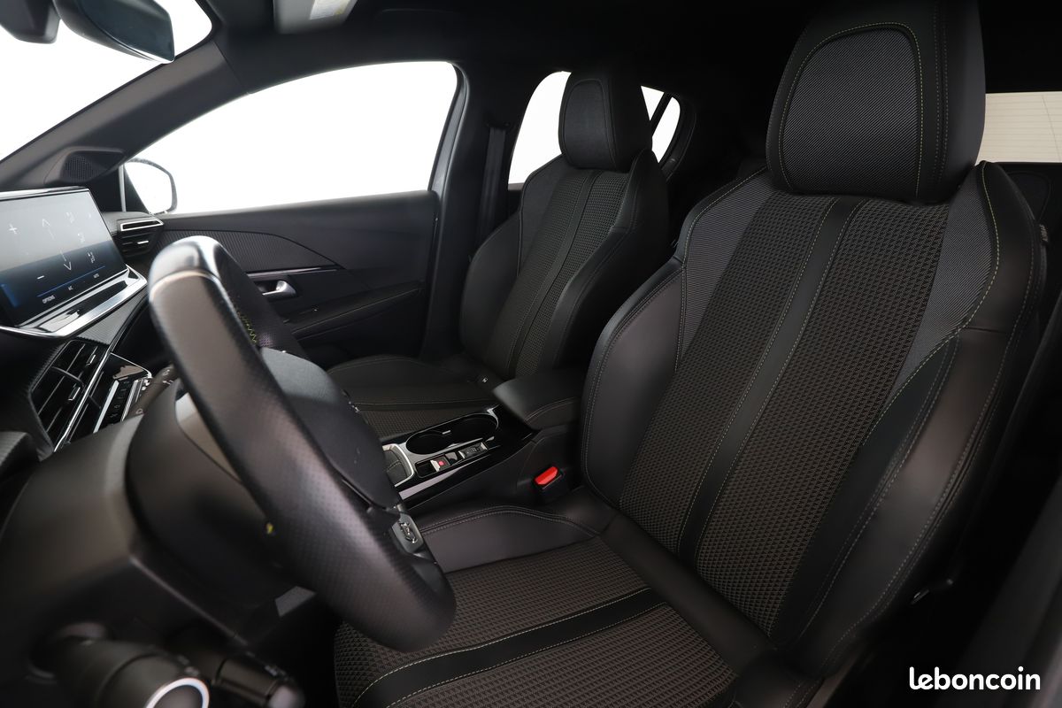 Peugeot 208 1.2 PureTech GT 100 ch (image 5)
