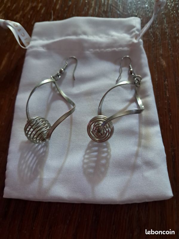 Boucles d'oreilles acier (image 1)