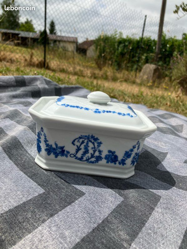 Boîte en porcelaine APILCO France – Motifs bleus floraux (image 1)