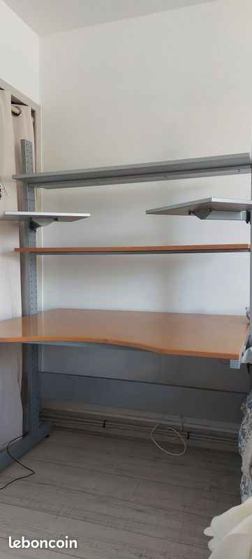 Bureau avec étagères (image 1)