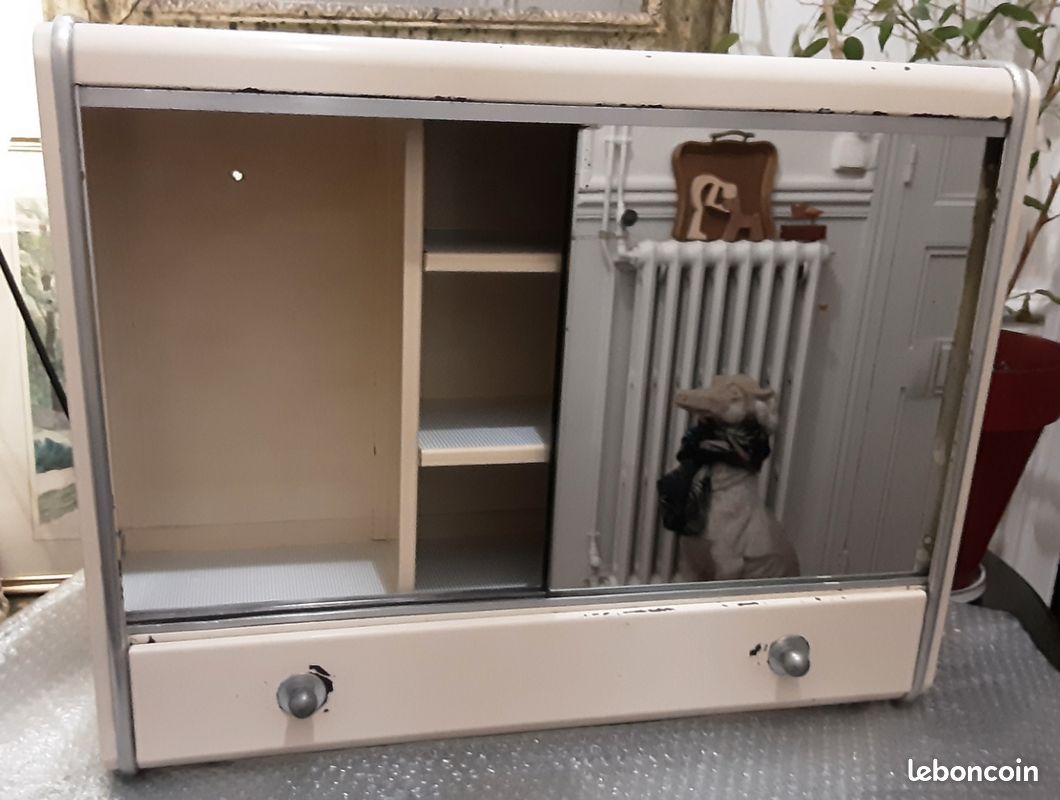 Armoire de médecine française vintage - En vente sur