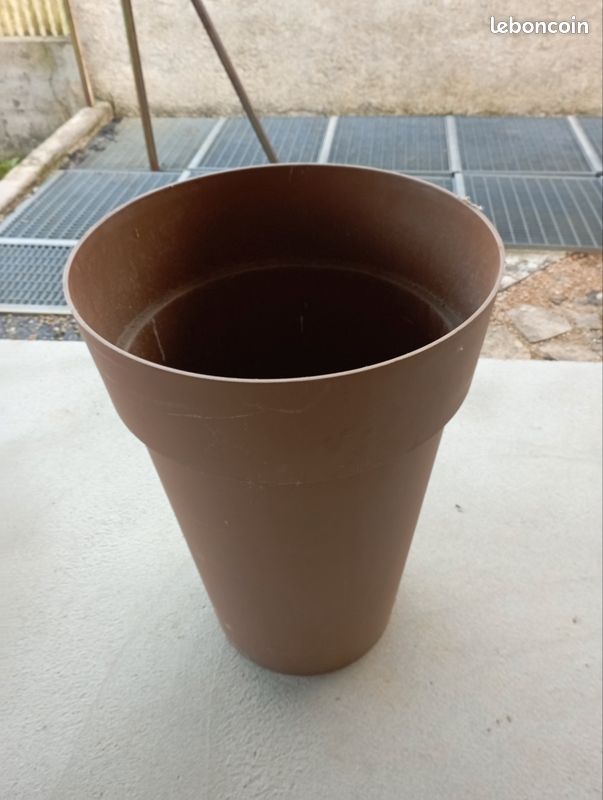 Gros cache pot plastique (image 1)