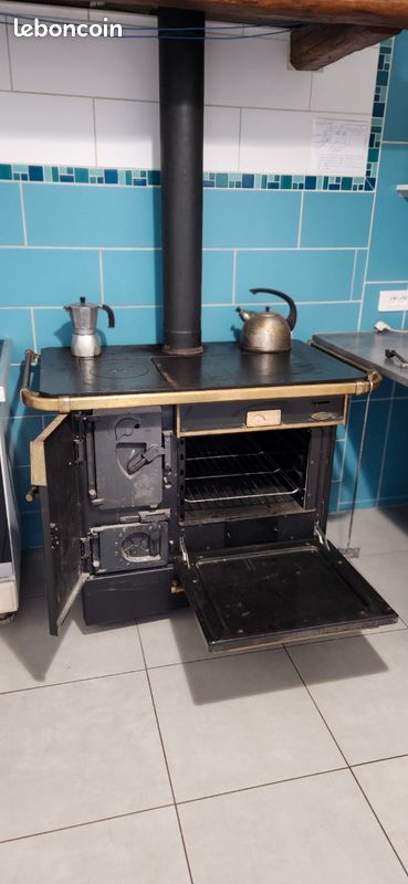 Cuisiniere à bois Godin Châtelaine
Bûche jusqu’à 60cm
Chargement avant et dessus
Buse de départ 139mm
Version noir et laiton (image 2)