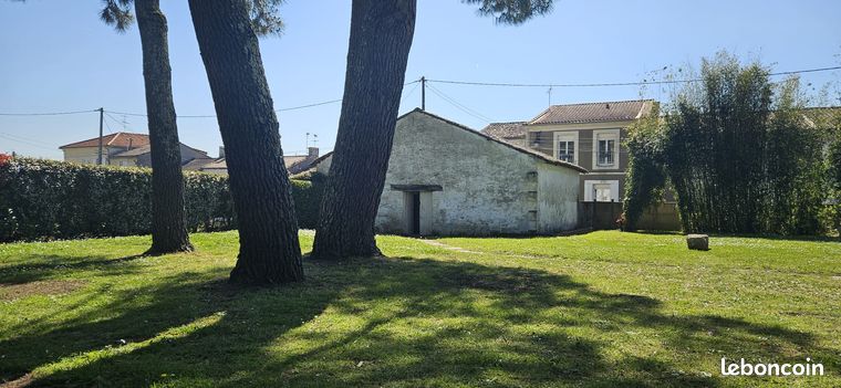 Chai à réhabiliter avec fort potentiel en plein cœur de Listrac-Médoc