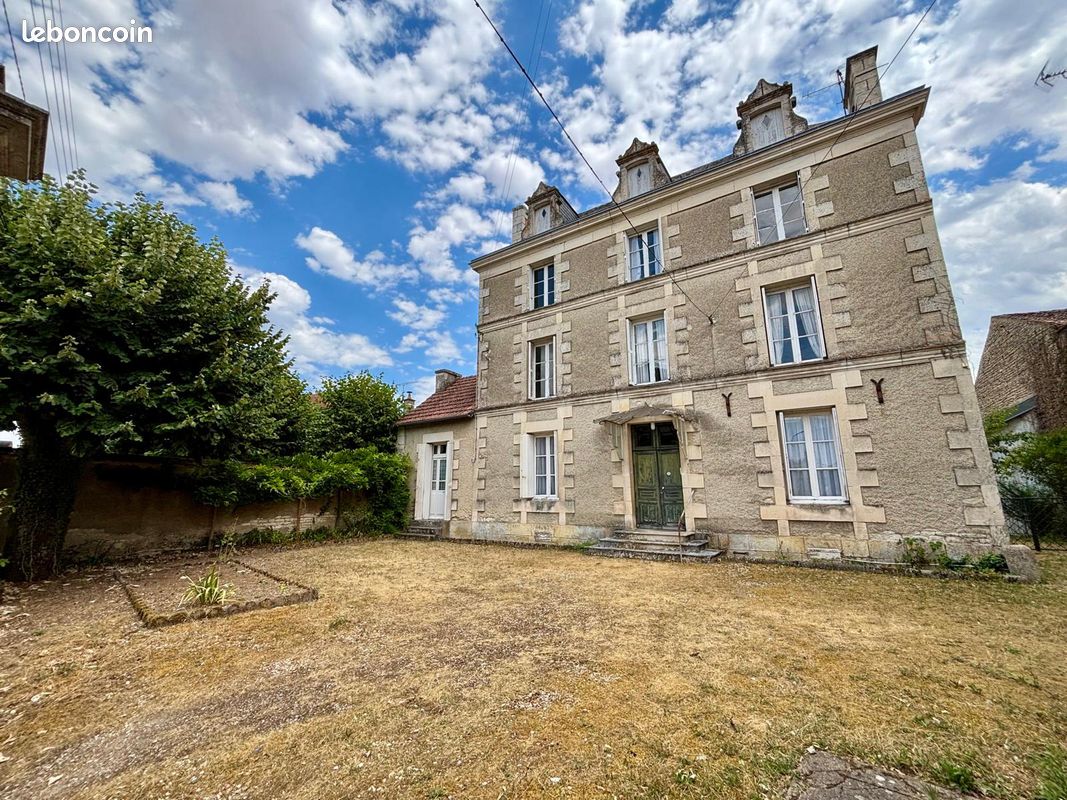 Maison 5 pièces 157 m² · à Neuville-de-Poitou · 157 m² · 263 900 €