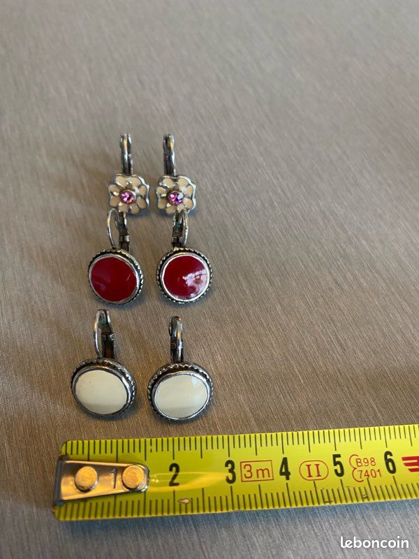 Boucles D'oreilles Pendantes Signées Entre Guillemets - Strass Rouge - Vintage