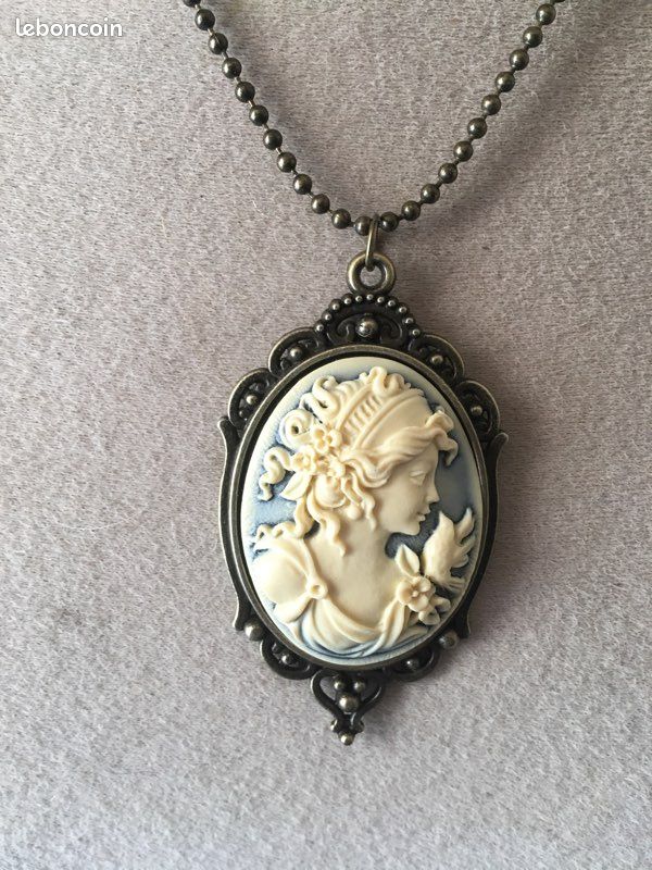 Collier Avec Pendentif Caméo (camée) Résine Marron - Motif Jeune Fille Et Colombe - Chaîne Incluse - Neuf Avec étiquettes