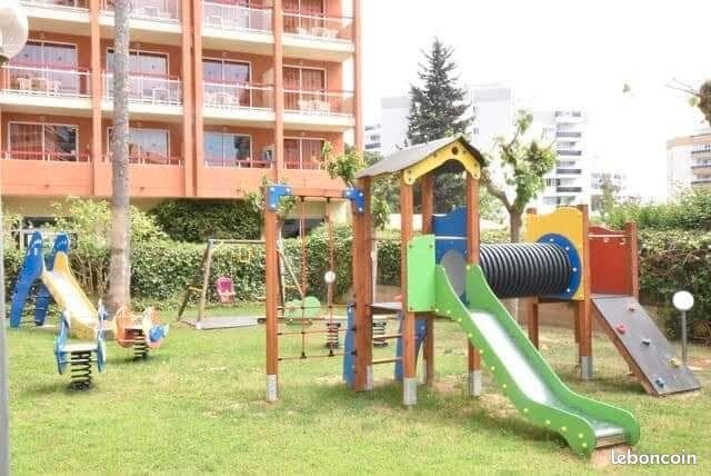 Joli 2ch 2sdb grande terrasse piscine parking privé proche plage et centre ville (image 18)